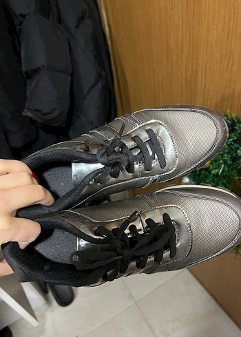 Gri Metalik Kadın Spor Ayakkabı - Görsel 2