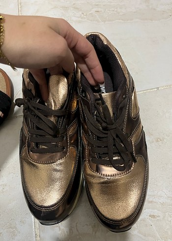 Kahverengi Parlak Yılan Desenli Bağcıklı Spor Ayakkabı - Görsel 3