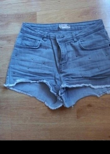 Gri Düğmeli Kadın Mini Kot Şort