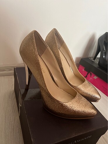 Gold topuklu