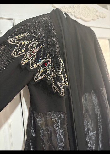 Uzun Kollu V Yakalı Siyah Nakışlı Abaya