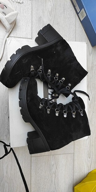 Zara Siyah topuklu süet ayakkabı bot (fotolarda biraz tozlu)