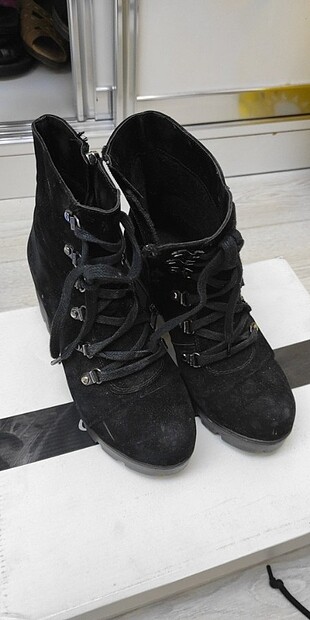 37 Beden siyah Renk Siyah topuklu süet ayakkabı bot (fotolarda biraz tozlu)