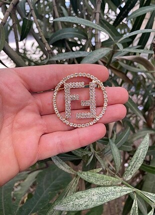 Beden Fendi broş
