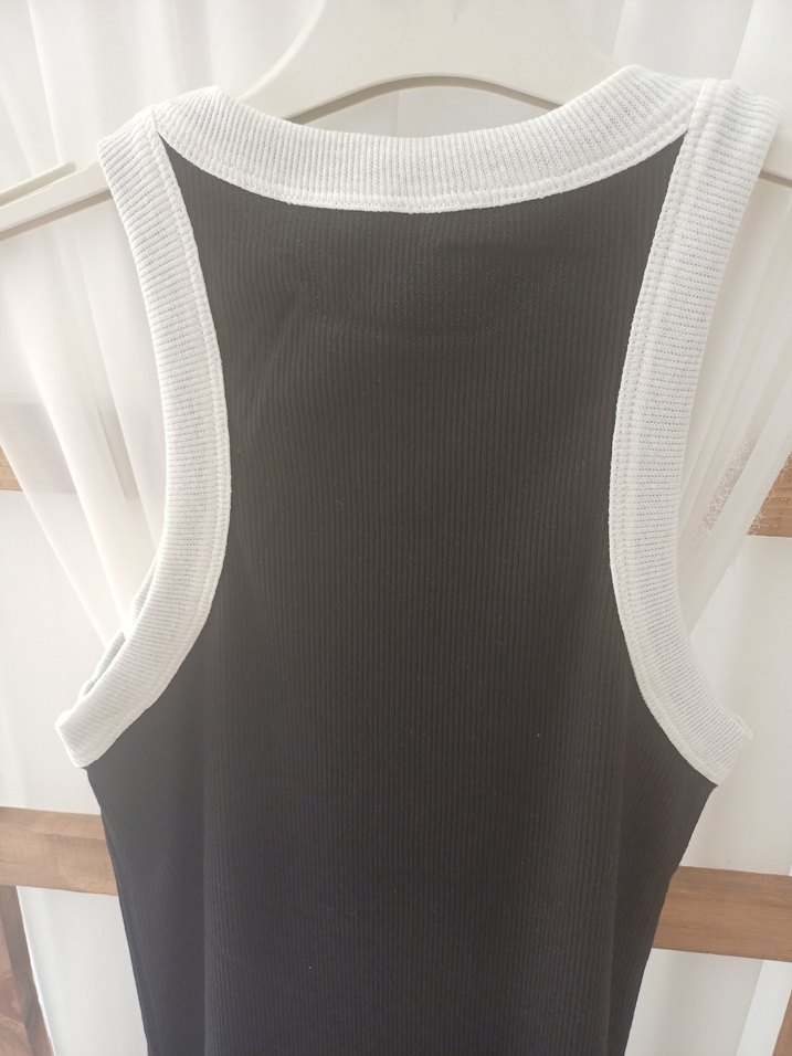 Siyah Uzun Yüksek Yakalı Kolsuz Elbise - Görsel 3