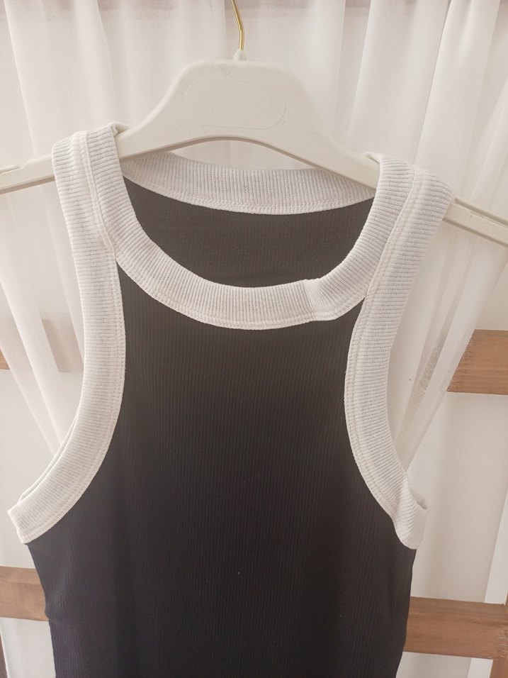 Siyah Uzun Yüksek Yakalı Kolsuz Elbise - Görsel 2