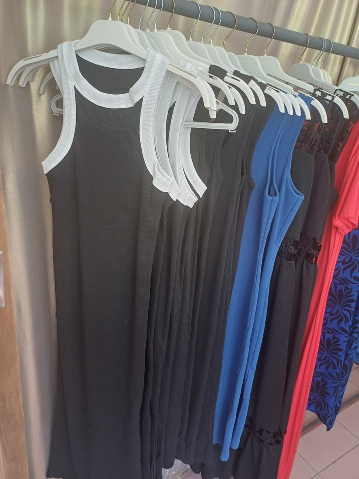 Siyah Uzun Yüksek Yakalı Kolsuz Elbise - Görsel 5