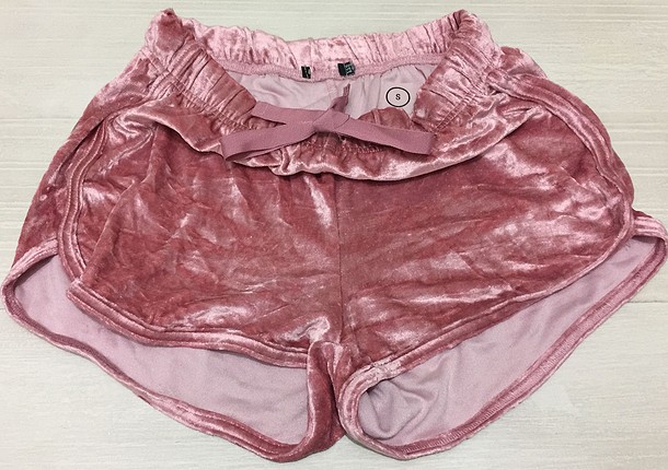 Bershka Bershka marka etiketi kesilmiş kadife mini şort