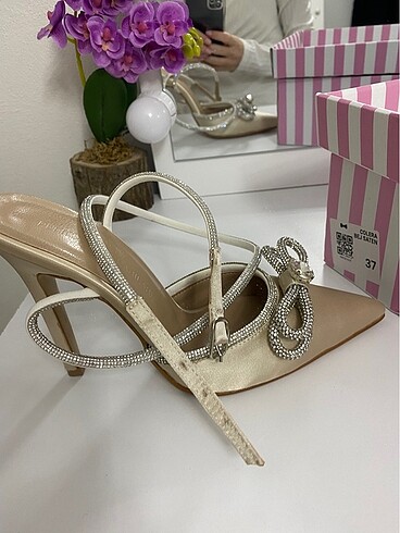 Saten bej stiletto colera