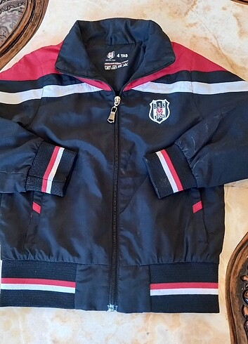 Besiktas 4 yas mont