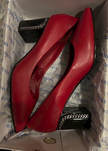 Kırmızı Zincir Detaylı Kalın Topuklu Stiletto