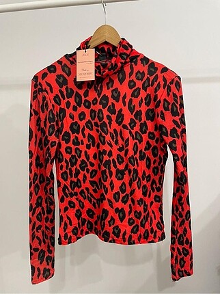 Kırmızı leoparlı bluz