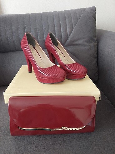Bayan kırmızı topuz ayakkabı ve çantası