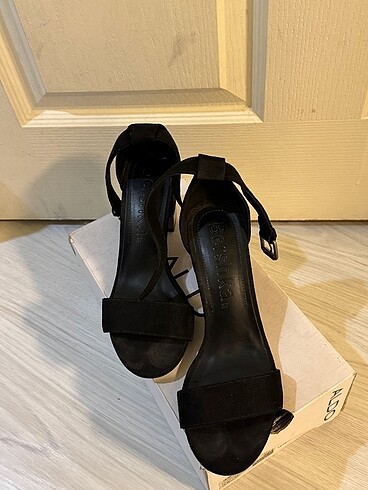 Siyah topuklu ayakkabı - Görsel 2