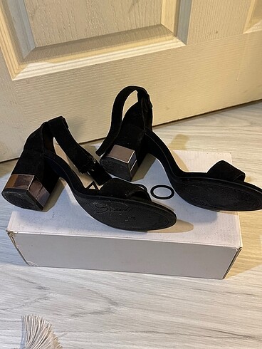Siyah topuklu ayakkabı - Görsel 3