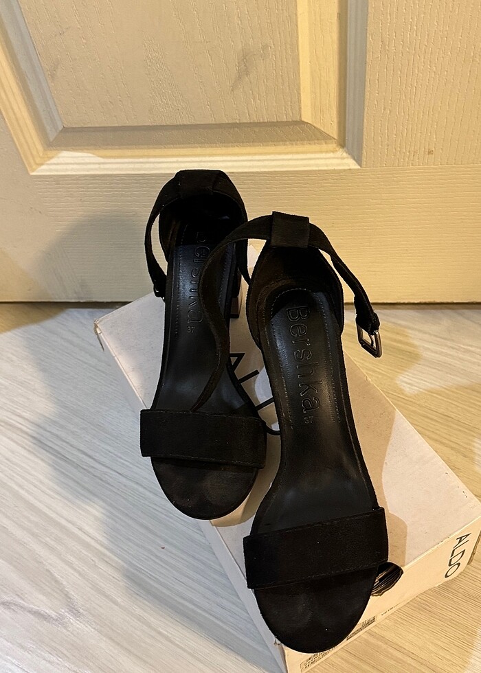 Siyah topuklu ayakkabı - Görsel 2