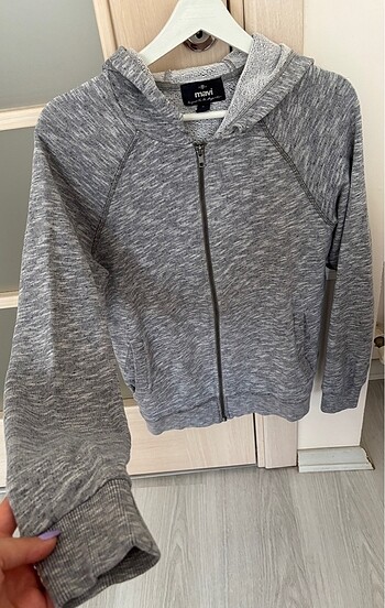 GRİ FERMUARLI MAVİ KAPÜŞONLU SWEATSHIRT