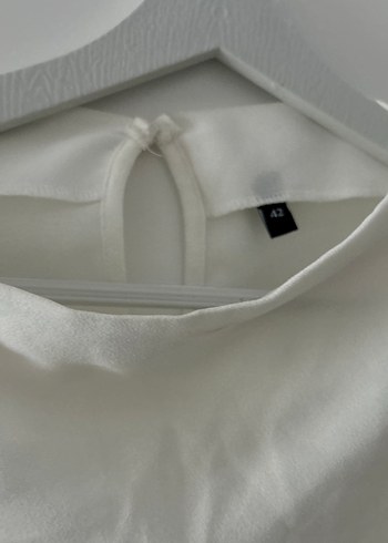 Drapeli Beyaz Keten Kolsuz Bluz - Görsel 5