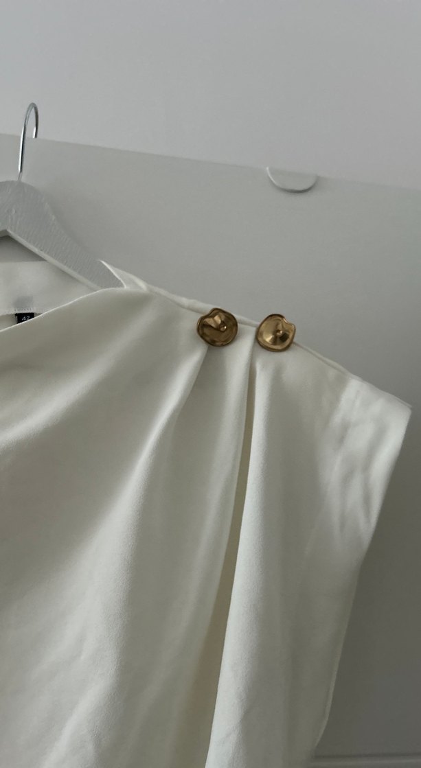 Drapeli Beyaz Keten Kolsuz Bluz - Görsel 4