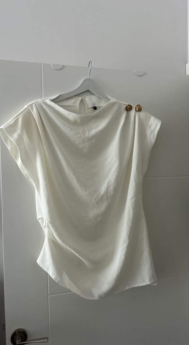 Drapeli Beyaz Keten Kolsuz Bluz - Görsel 2