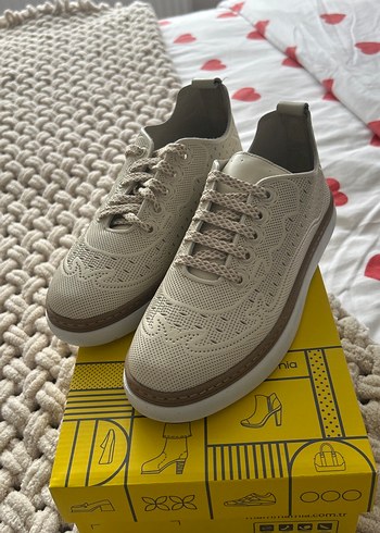 Gri Beyaz Dolgu Topuklu Bağcıklı Kadın Spor Ayakkabı - Görsel 2