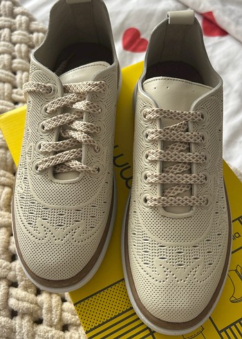 Gri Beyaz Dolgu Topuklu Bağcıklı Kadın Spor Ayakkabı - Görsel 3