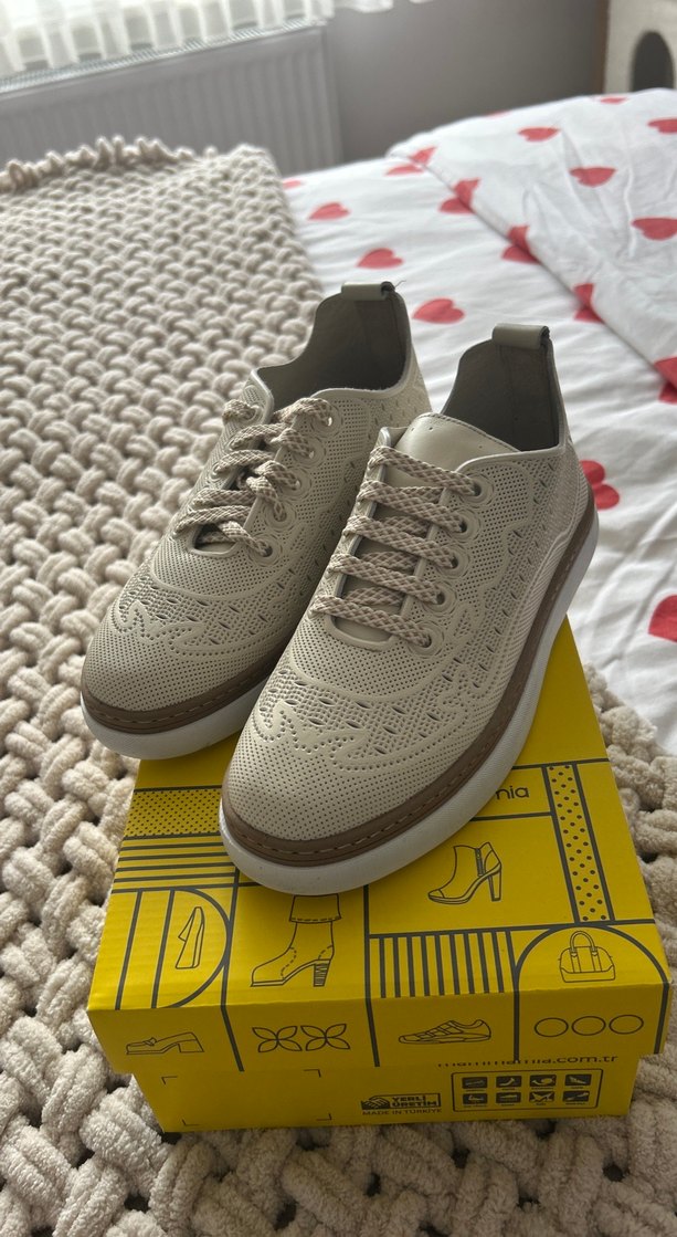 Gri Beyaz Dolgu Topuklu Bağcıklı Kadın Spor Ayakkabı - Görsel 2