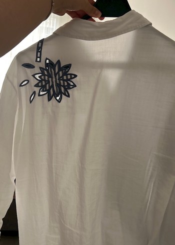 Düğmeli Nakışlı Gri Beyaz Keten Kadın Gömlek - Görsel 5