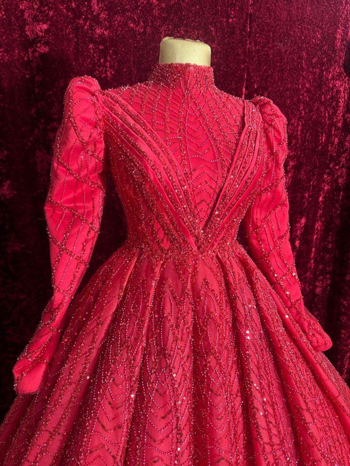 Kırmızı İşlemeli Uzun Kollu Abiye Elbise - Görsel 4