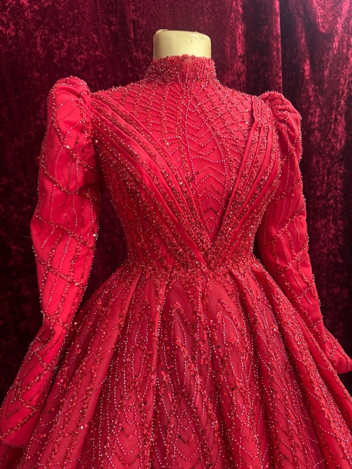 Kırmızı İşlemeli Uzun Kollu Abiye Elbise - Görsel 5