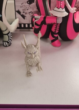 Monster High Rochelle Goyle hayvanı Roux