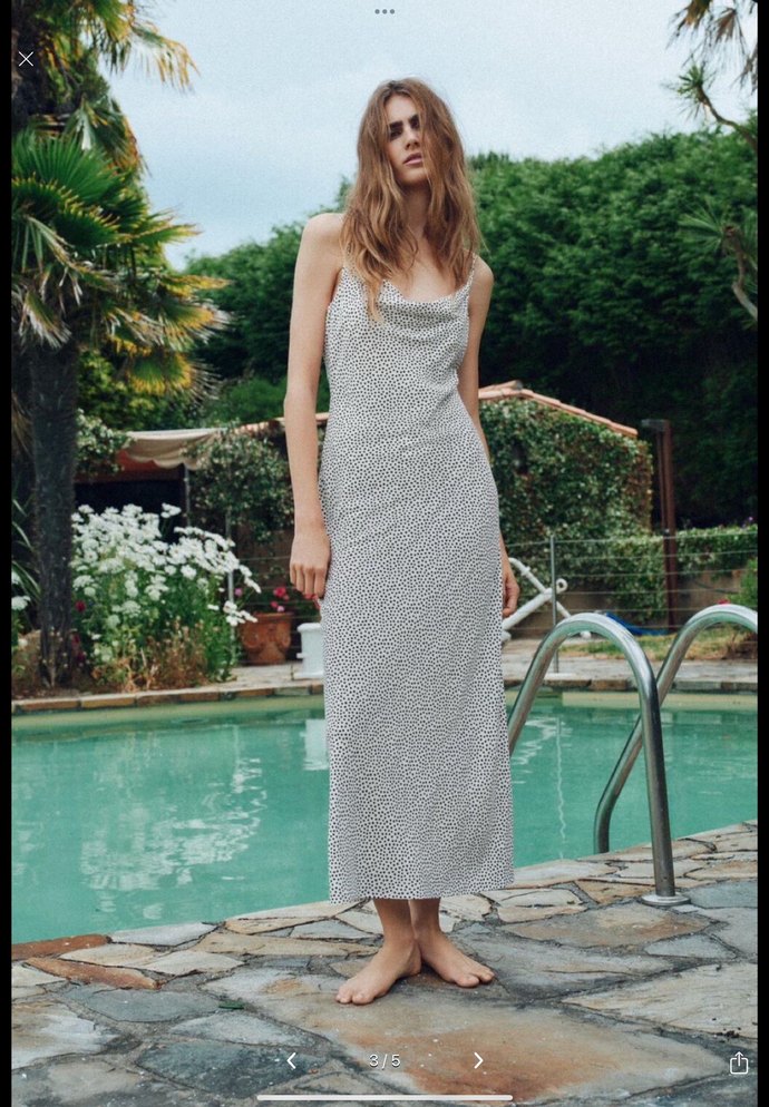 Zincir Detaylı Beyaz Puantiyeli Uzun Elbise - Görsel 2