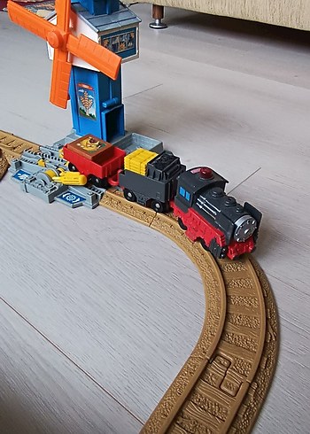 Geotrax modeli pilli motorlu lokomotif ve iki adet yük vagonu - Görsel 2