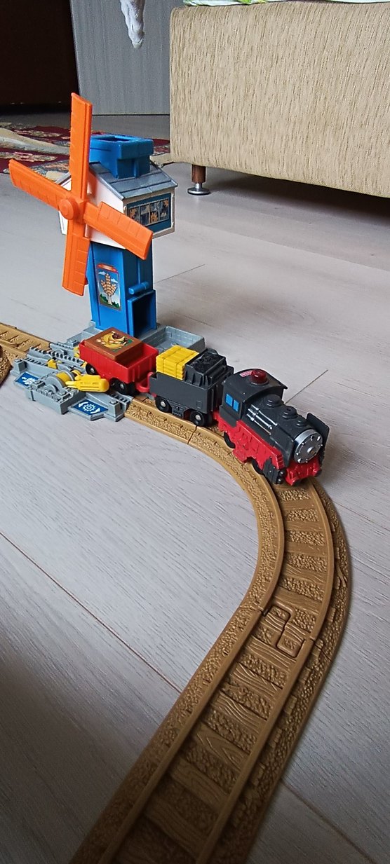 Geotrax modeli pilli motorlu lokomotif ve iki adet yük vagonu - Görsel 2