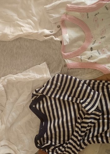 Yenidoğan Beden Bebek Kız Beyaz Pilili Askısız Body
