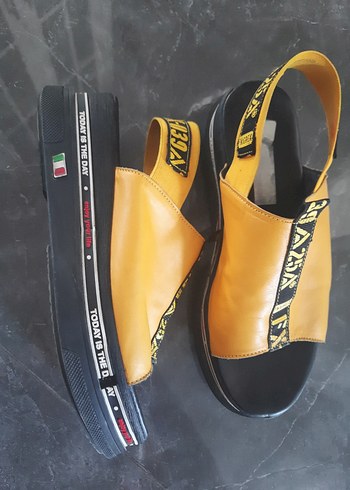 Sarı Baskılı Kadın Günlük Sandalet