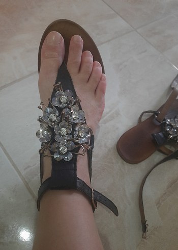 Kahverengi Deri Boncuklu Dolgu Topuklu Sandalet - Görsel 2