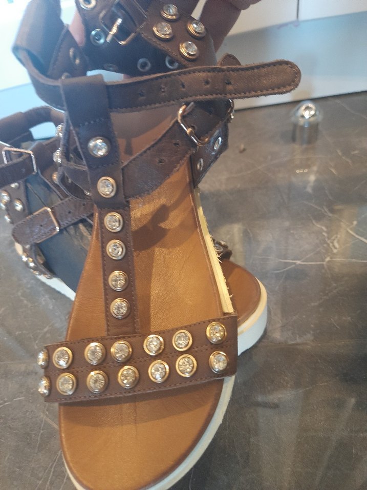 Kahverengi Deri Trok Detaylı Dolgu Topuklu Sandalet - Görsel 2