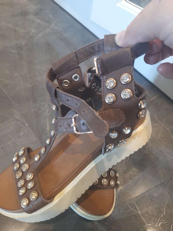 Kahverengi Deri Trok Detaylı Dolgu Topuklu Sandalet - Görsel 3