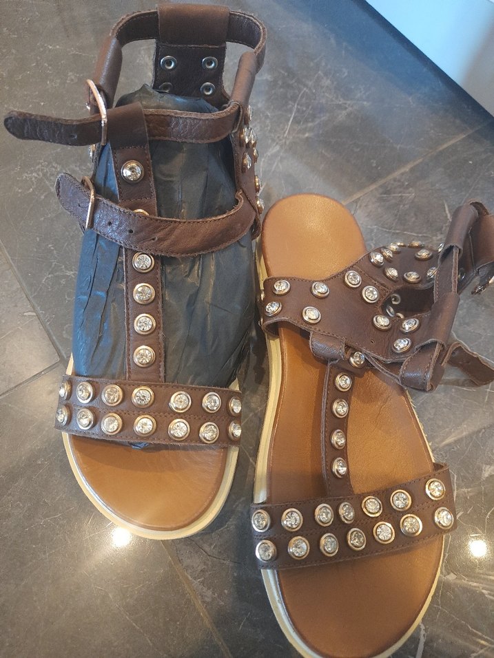 Kahverengi Deri Trok Detaylı Dolgu Topuklu Sandalet - Görsel 4