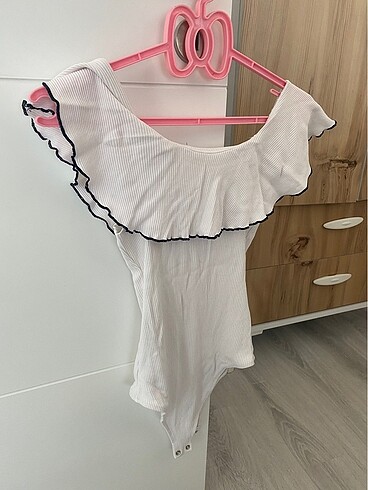 Beyaz çıtçıtlı bluz