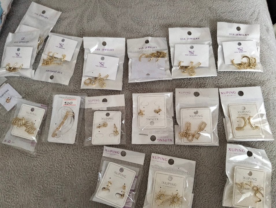 Altın Renkli Mini Taşlı Kadın Küpeler - Görsel 3