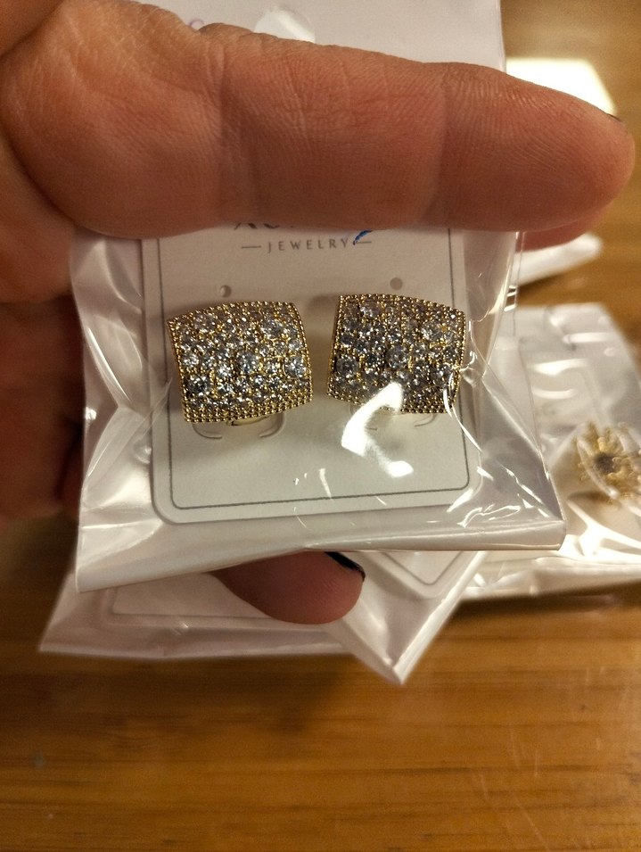 Altın Renkli Mini Taşlı Kadın Küpeler - Görsel 2