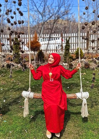 Püsküllü Kırmızı Tesettür Uzun Elbise