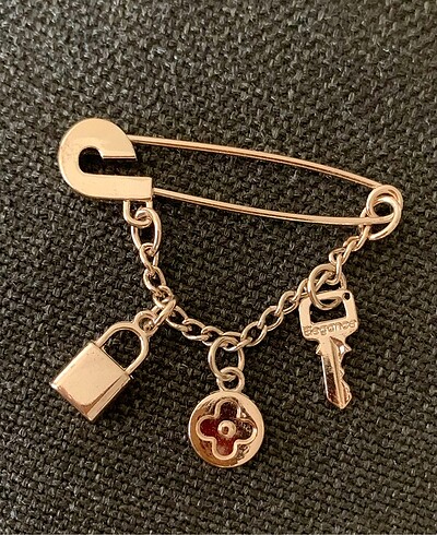 Charm çelik yaka iğnesi yurtdışından alındı
