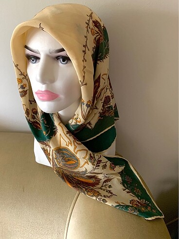  Beden çeşitli Renk Eşarp ipek. Pierre Cardin Paris Vintage
