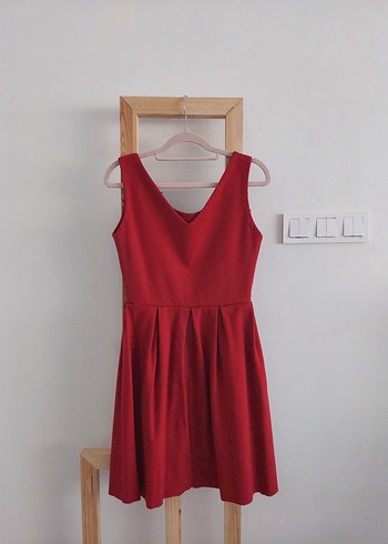 Kırmızı V Yaka Nakışlı Midi Çocuk Elbisesi - Görsel 2