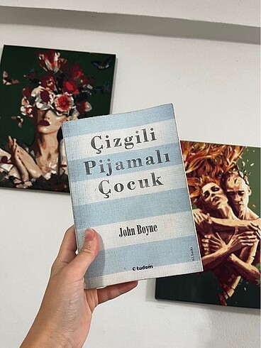 Çizgili pijamalı çocuk