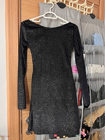 PULL BEAR PARILTILI SIRT DETAYLI MİNİ ELBİSE