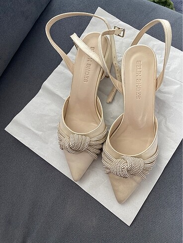 Beyaz topuklu ayakkabı - Görsel 3